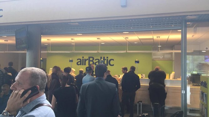 „AirBaltic“ keleiviai laukia eilėje Rygos tarptautiniame oro uoste