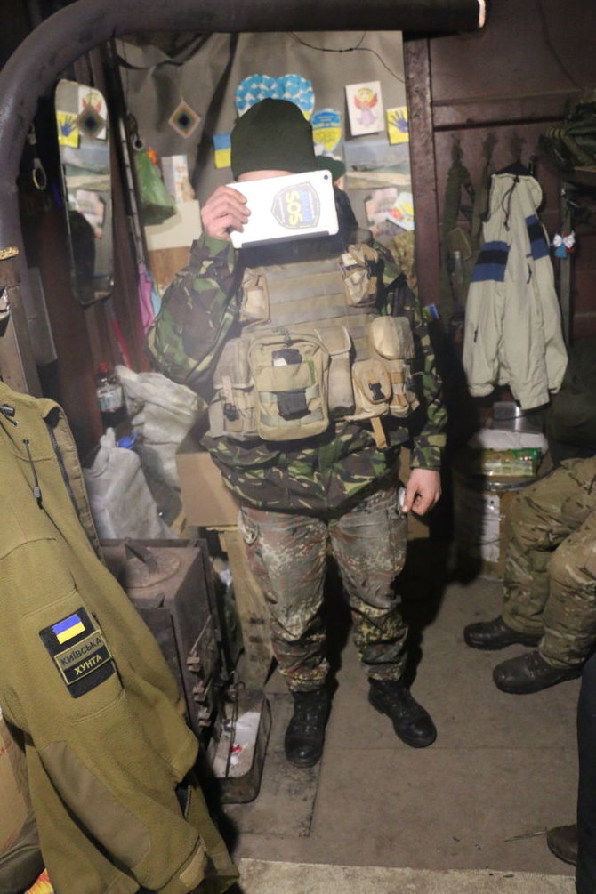 Ukrainos žvalgas su lietuvių atvežta uniforma: vokiškos kelnės, britiška striukė 