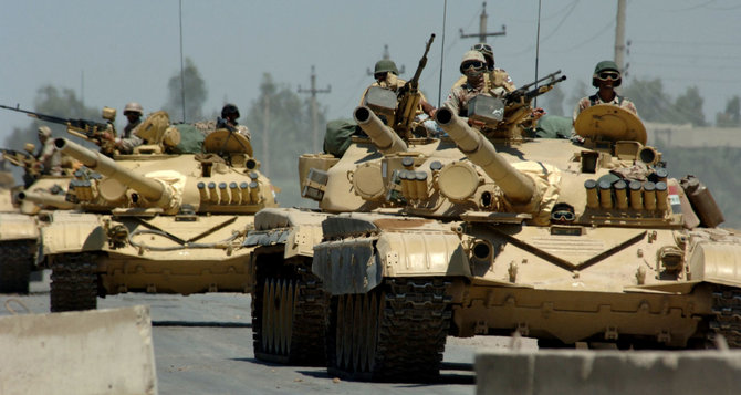 JAV jūrų laivyno nuotr./Irako armijos tankai T-72 per Persijos įlankos karą