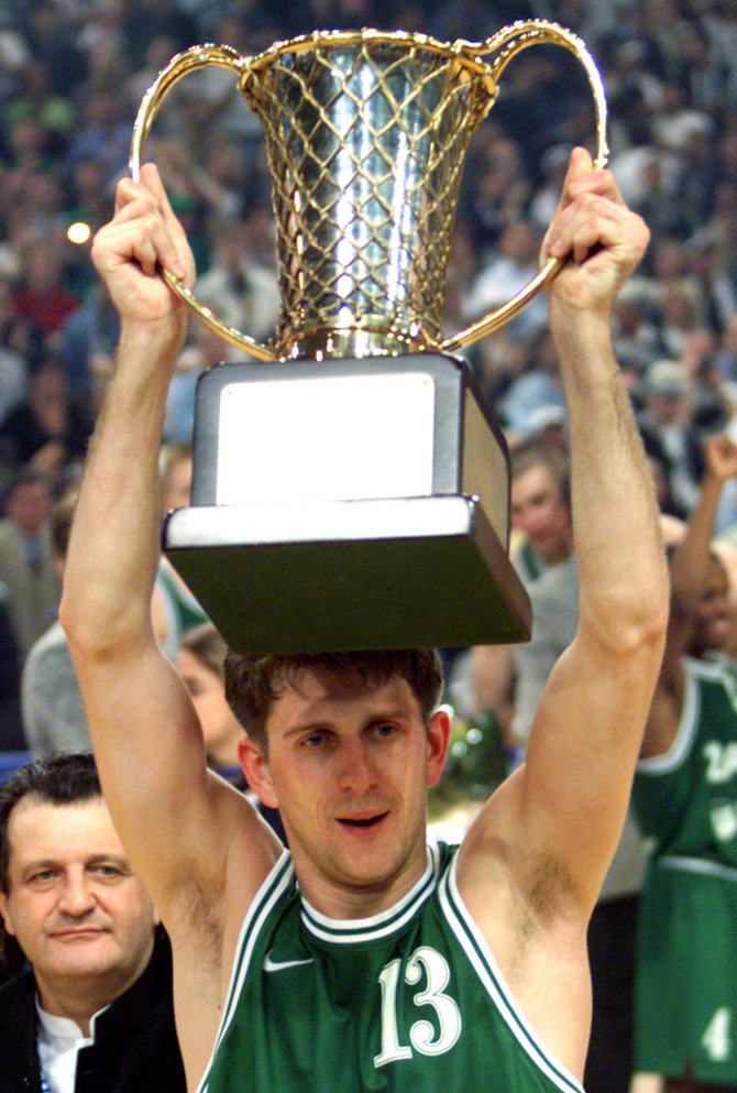 „Scanpix“/AP nuotr./Darius Maskoliūnas ir Eurolygos čempionų taurė 1999-aisiais.