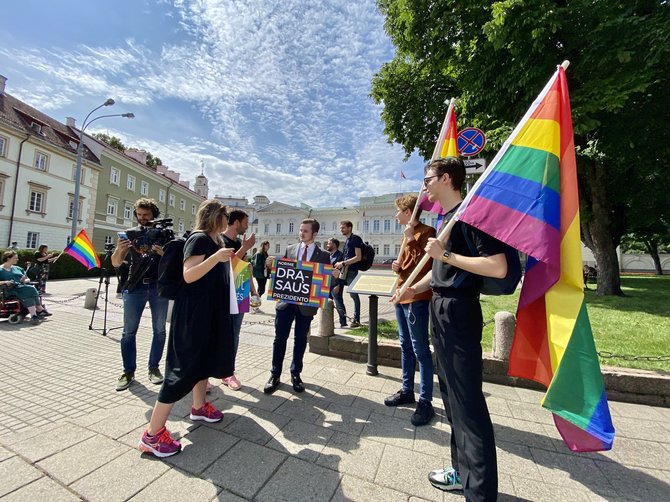 Valdo Kopūsto / 15min nuotr./LGBT bendruomenės simbolinė prezidento padrąsinimo akcija – piketas