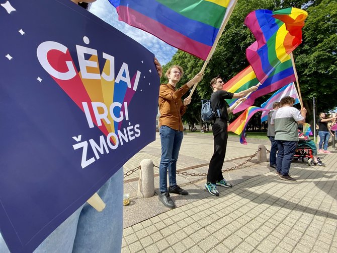 Valdo Kopūsto / 15min nuotr./LGBT bendruomenės simbolinė prezidento padrąsinimo akcija-piketas