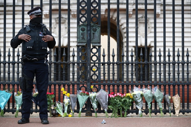 „Reuters“/„Scanpix“ nuotr./Prie Bakingamo rūmų nešamos gėlės gedint princo Philipo