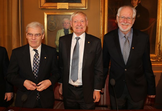 Vida Press nuotr./Richardas Hendersonas (kairėje) su kolegomis Nobelio premijos laureatais
