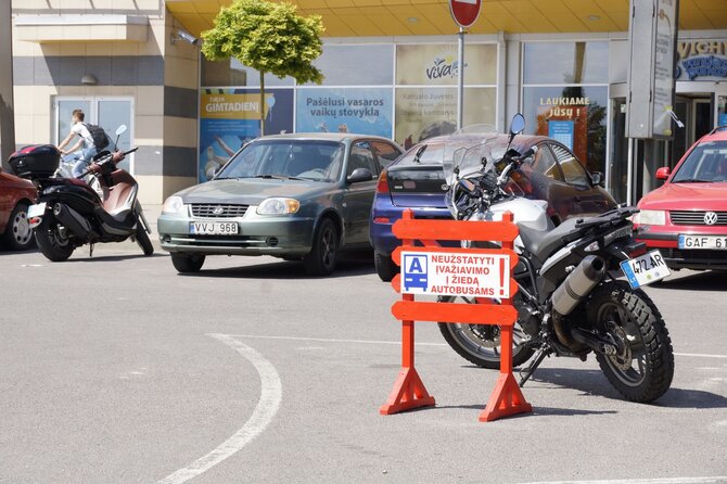 A.Primost/15min nuotr./Autobusai nepravažiuoja dėl stovinčių automobilių