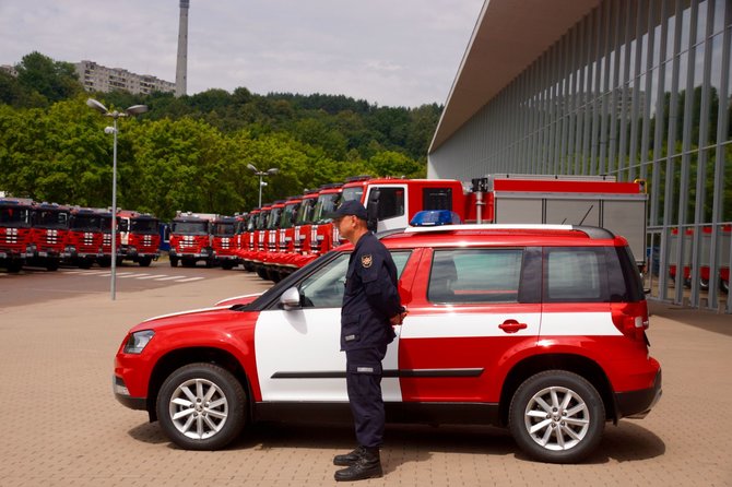 A.Primost/15min nuotr./Ugniagesiams gelbėtojams perduotos naujos gaisrinės automobilinės cisternos ir lengvieji automobiliai