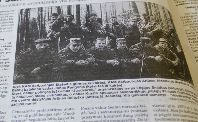 Nuotrauka iš 2000 m. laikraščio "Lietuvos rytas" publikacijos "Pareigūnai bando sumenkinti "Juodvarnių" veikla"/Eligijus Šmidtas stovi centre tarp KAM darbuotojų