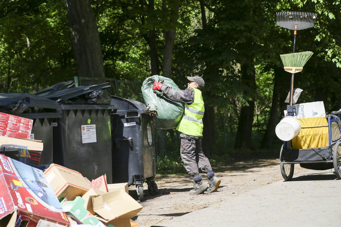 Mato Miežonio / 15min nuotr./Šiukšlių krūvos Vilniaus Vingio parke