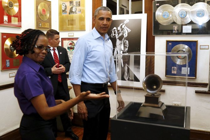 „Reuters“/„Scanpix“ nuotr./Barackas Obama lankosi Bobo Marley muziejuje Jamaikoje