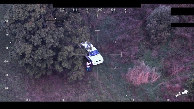 VSAT nuotr./VSAT Pasieniečių sraigtasparnio pilotai Molėtų rajone surado pradingusį ir visą šeštadienio naktį artimųjų ieškotą senolį.
