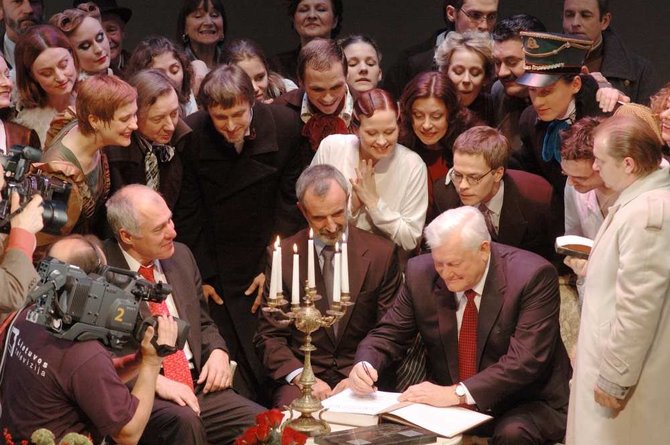  D .Matvejevo nuotr./2005 lapkričio 11 diena. Teatro atidarymo iškilmės. Tuometinis premjeras A.Brazauskas, Kultūros ministras Prudnikovas, Teatro įkūrėjas R.Tuminas