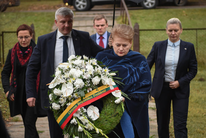 LR Prezidento kanceliarijos nuotraukos/ R. Dačkus/Lietuvos Respublikos Prezidentė Dalia Grybauskaitė Kražiuose pagerbė tragiškai žuvusių miestelio gyventojų.