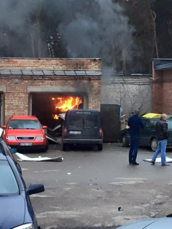 Alytausgidas.lt skaitytojų nuotr./Alytaus rajono savivaldybės kieme sprogo garažas