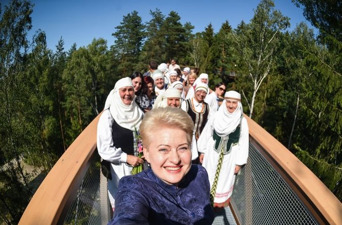 R.Dačkaus nuotr. /2015-08-07 Dalia Grybauskaitė Anykščiuose medžių lajų tako atidaryme