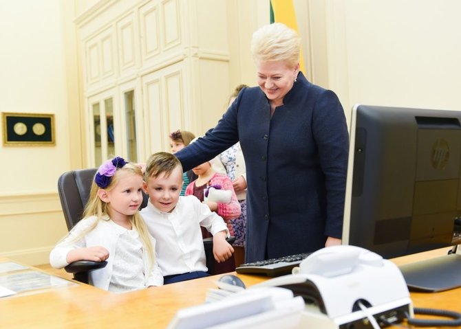 R.Dačkaus nuotr. /2015-07-30 Dalia Grybauskaitė veda ekskursiją Prezidento rūmuose ir aprodo vaikams savo darbo kabinetą 