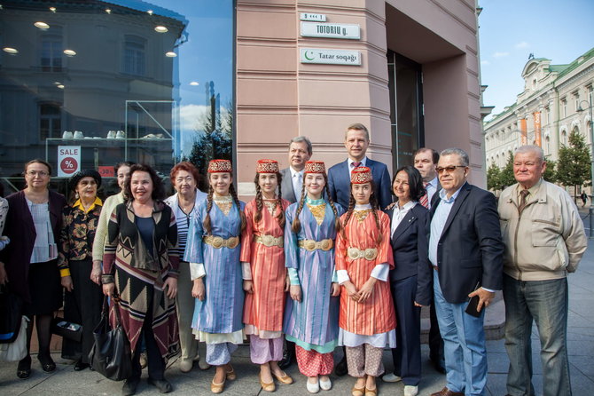 Sauliaus Žiūros nuotr./Sostinės Totorių gatvėje pakabinta lentelė totorių kalba