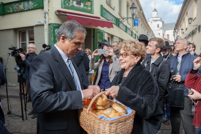 Sauliaus Žiūros nuotr,/Žydų gatvės meninio akcento hebrajų ir jidiš kalbomis atidengimas