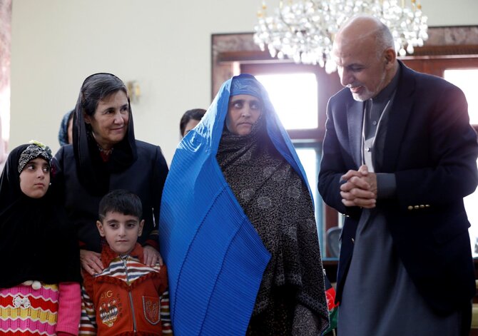„Reuters“/„Scanpix“ nuotr./Deportuota Sharbat Gula susitiko su Afganistano prezidentu A.Ghani jo rezidencijoje