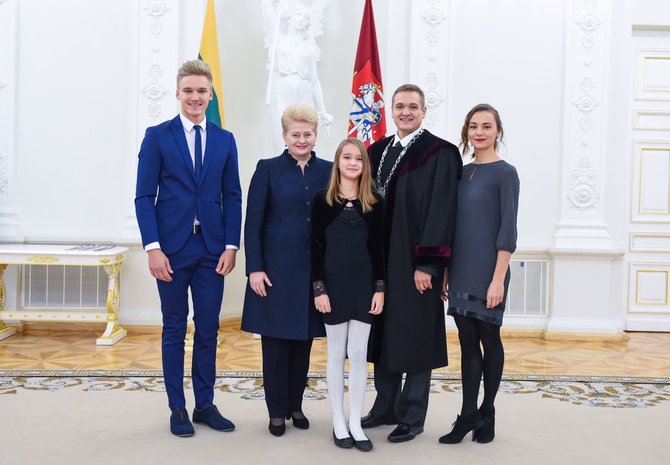 Prezidento kanceliarijos nuotr./Eimutis Misiūnas su šeima prezidentūroje