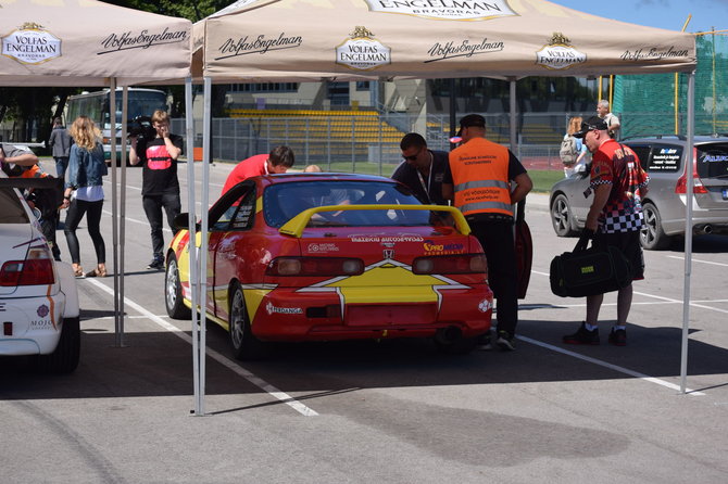 Dainiaus Cuberos nuotr,/Komandos „Medinis ratlankis“ automobilis „Honda Integra“