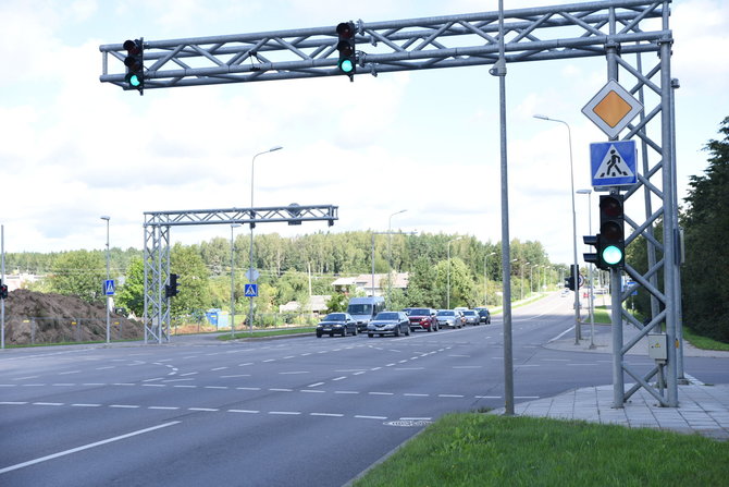 Molėtų plento ir Skersinės gatvių sankryžoje įrengti šviesoforai