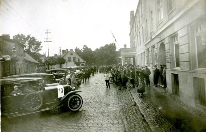 Klaipėdos apskrities viešoji biblioteka/„Klaipėdos automobilių ir motoračių klubo“ nariai prie „Victoria“ viešbučio 1925 m. liepos mėn.