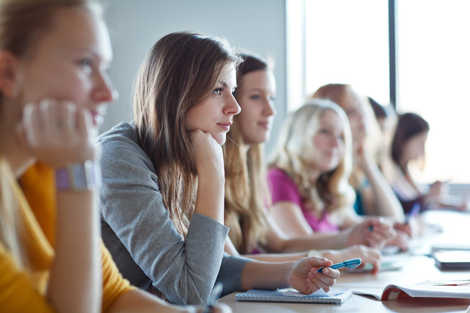 Shutterstock nuotr./Studentės paskaitoje