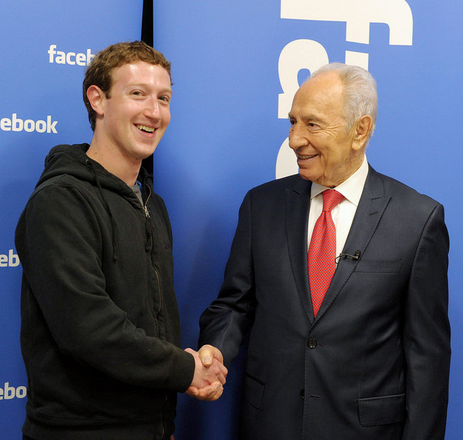 Vida Press nuotr./Mark Zuckerberg su Izraelio Israelio prezidentu Shimon Peres