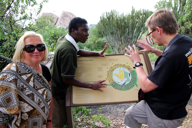 Kelionių organizatoriaus „GRŪDA“ nuotr./Straipsnio autoriai su vietiniu gidu Serengečio nacionaliniame parke