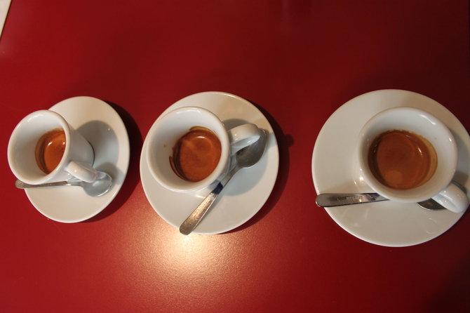Partnerio nuotr./Trys skirtingų kavos pupelių mišinių kavos - tvirta puta, subalansuotas skonis, išskirtiniai poskoniai