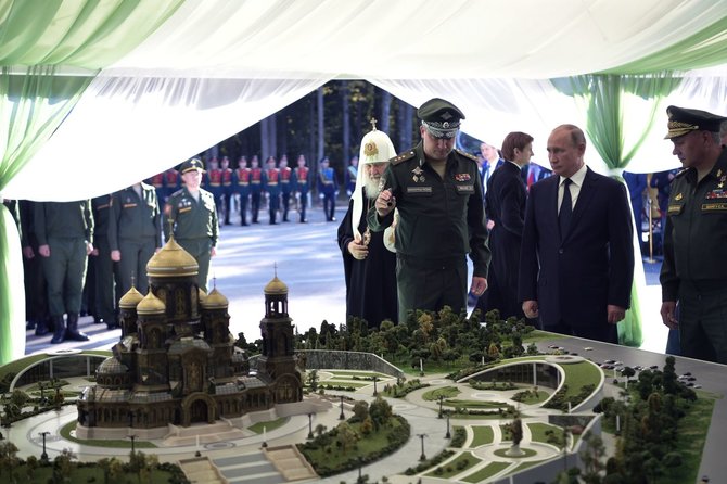 „Scanpix“ / „Sputnik“ nuotr./Patriarchas Kirilas, Vladimiras Putinas ir Sergejus Šoigu – Kristaus Prisikėlimo cerkvės pamatinio akmens pašventinimo ceremonijoje