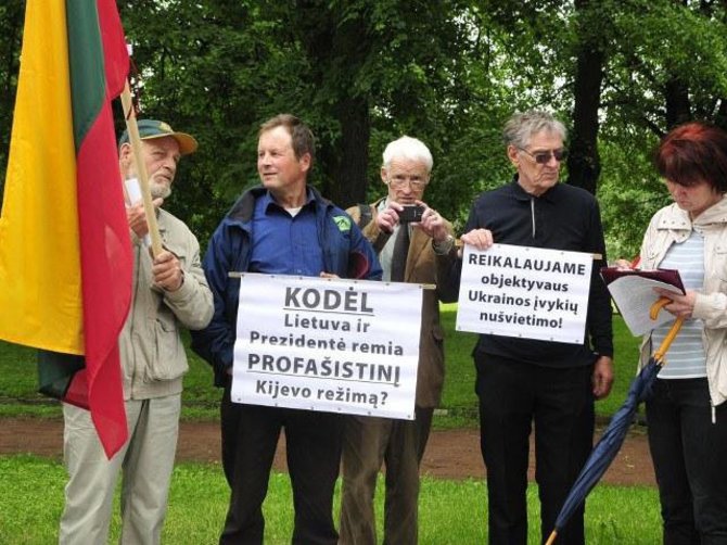 Nuotrauka iš VSD ataskaitos/Karlis Bilans (ketvirtas iš kairės) protestuoja prieš Lietuvos palaikymą Ukrainai