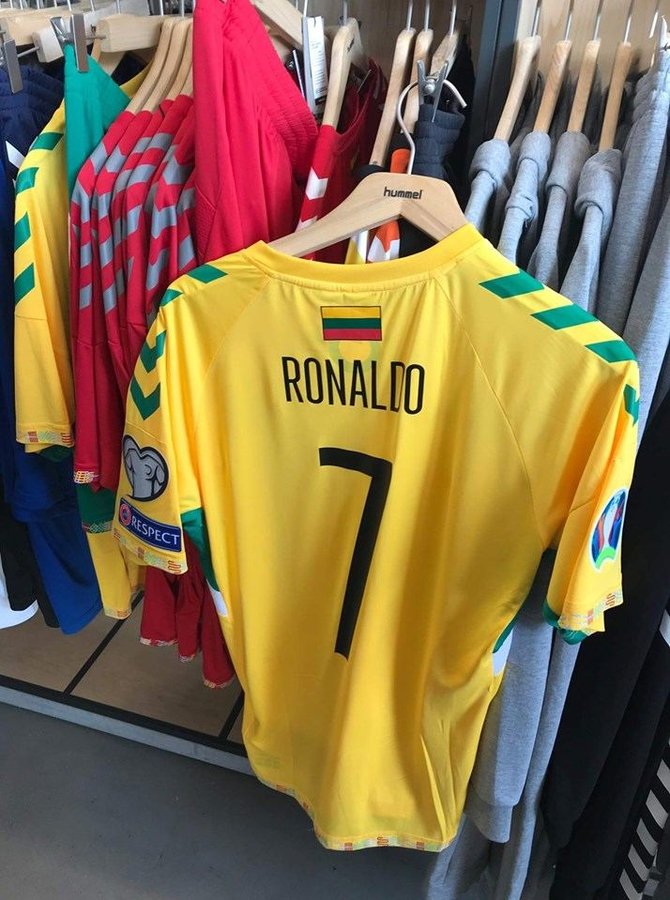 Sveiks Valio nuotr./Ronaldo marškinėliai „Hummel“ parduotuvėje Kaune