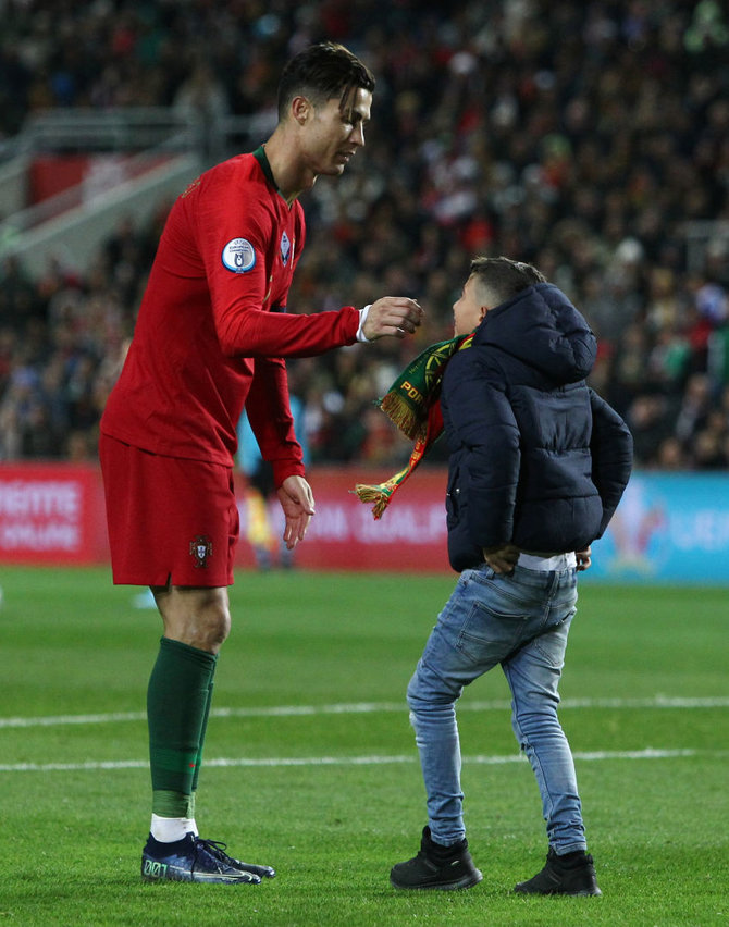 „Reuters“/„Scanpix“ nuotr./Cristiano Ronaldo ir gerbėjas