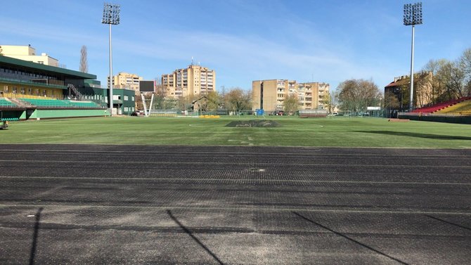 LFF nuotr./LFF stadione keičiama danga