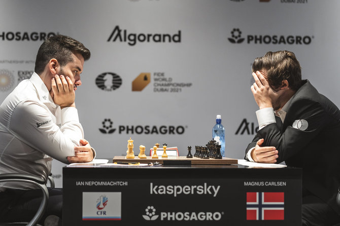 FIDE nuotr./Janas Nepomniaščis ir Magnusas Carlsenas