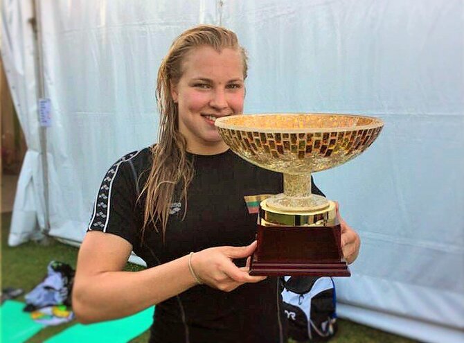 LPF nuotr./Rūta Meilutytė su „Mare Nostrum“ trofėjumi