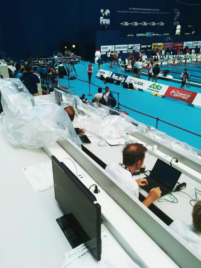Mariaus Bagdono nuotr./Kazanėje vykstančiame pasaulio plaukimo čempionate prakiuro stadiono stogas