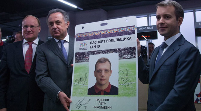 „Scanpix“ nuotr./Vitalijus Mutko pristato sirgaliaus ID pasą