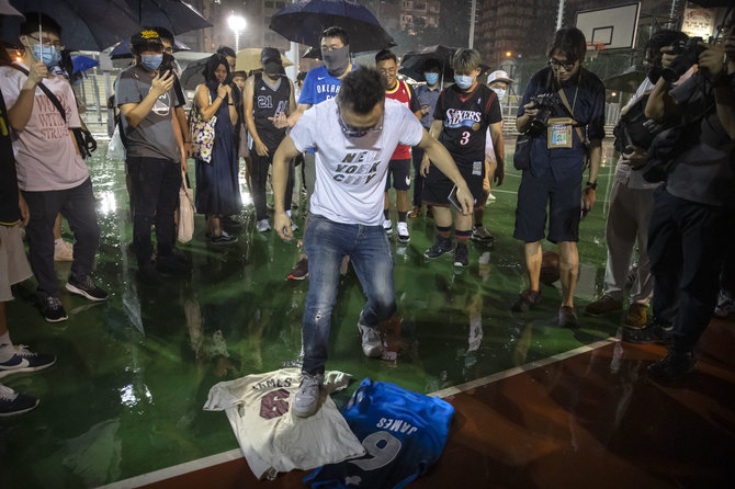 „Scanpix“ nuotr./Honkonge protestuotojai niekina LeBrono Jameso marškinėlius 