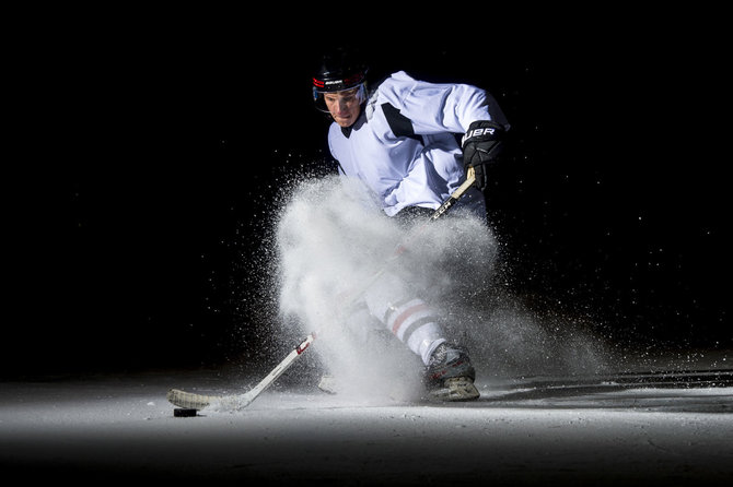 nuotr. Augusto Četkausko/Trečia geriausia rugsėjo sporto nuotrauka Lietuvoje – Roko Bazio manevras ant ledo