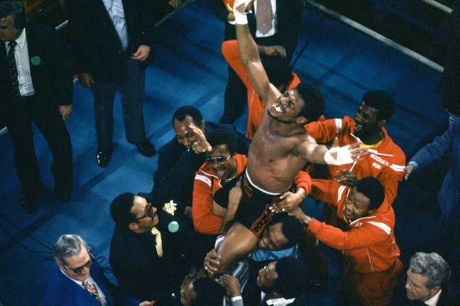 „Scanpix“ nuotr./Leonas Spinksas triumfuoja po pergalės prieš Muhammadą Ali