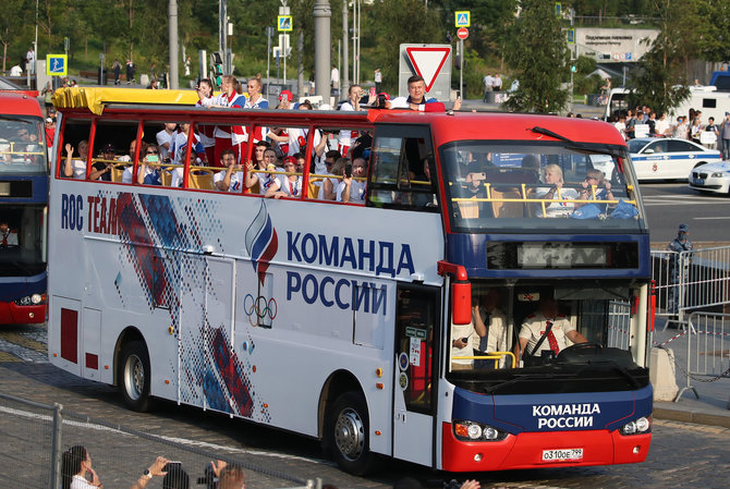 „Scanpix“ nuotr./Rusijos olimpiečiai vežami atviruose autobusuose