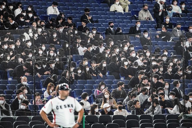 AFP/„Scanpix“ nuotr./Japonijoje sporto varžybose žmonės dėvi kaukes
