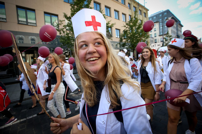 Vidmanto Balkūno / 15min nuotr./Mokslu metų pradžios studentų eisena Gedimino pr. 