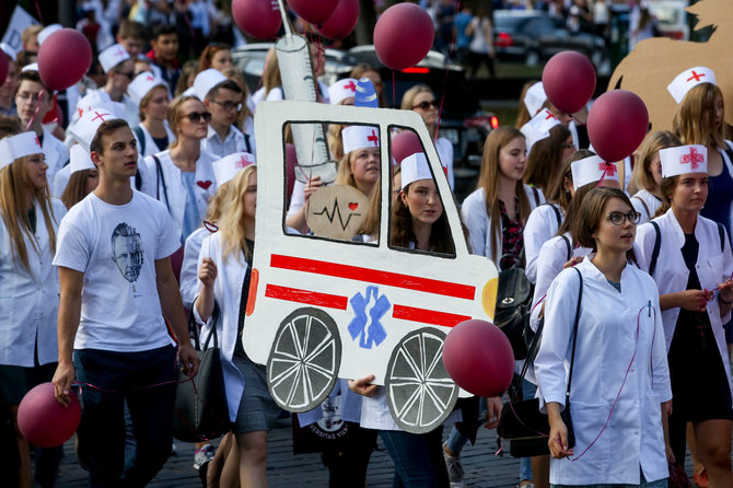 Vidmanto Balkūno / 15min nuotr./Mokslų metų pradžios studentų eisena Gedimino pr. 