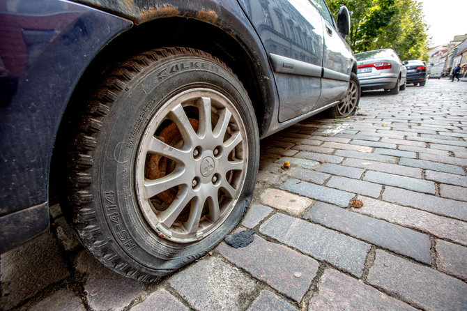 Vidmanto Balkūno / 15min nuotr./Sostinės Vokiečių gatvėje esantis apleistas automobilis