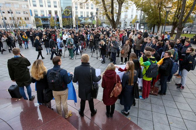 Vidmanto Balkūno / 15min nuotr./Žurnalistų ir jaunųjų politikų protestas prieš žiniasklaidos laisvių ribojimą