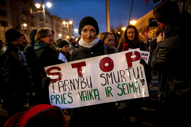 Vidmanto Balkūno / 15min nuotr./Mitingas protestuojant dėl iš šeimų paimamų vaikų