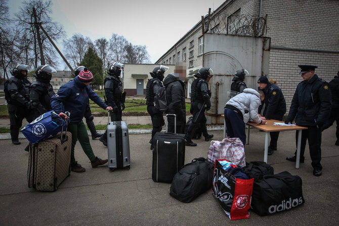 Vidmanto Balkūno / 15min nuotr./Kalinių perkėlimas Pravieniškių pataisos namuose